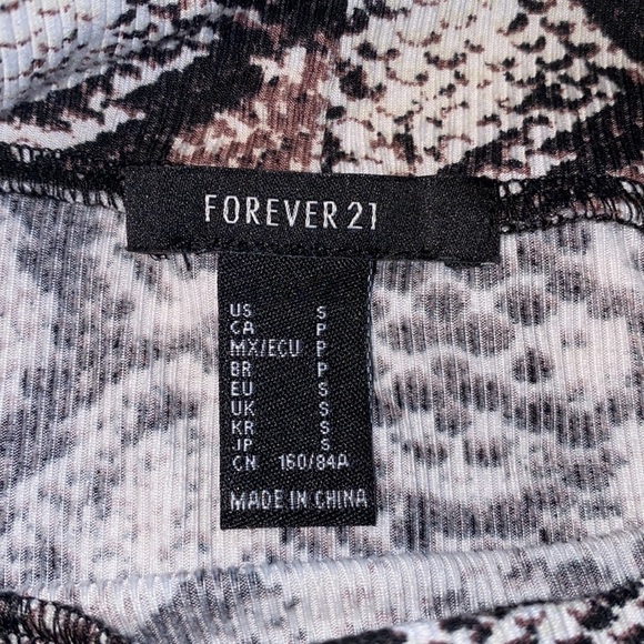 Forever 21 long sleeve mock neck snake print crop - Picture 5 of 12